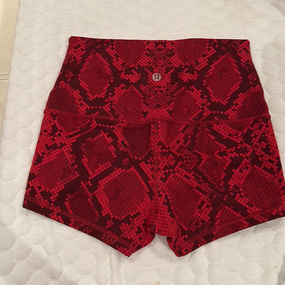 Lululemon Wunder Under shorts 4 Red Snake Print
